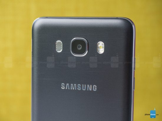 Samsung Galaxy J7 2016 Review 009 آپدیت اندروید 7 برای سامسونگ گلکسی J7 2016 منتشر شد