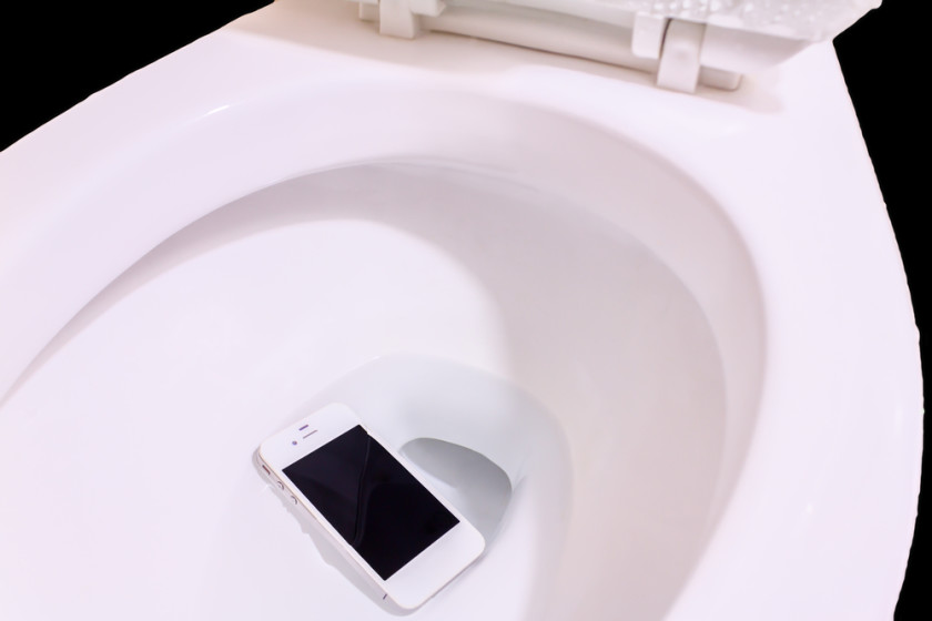 phone toilet چگونه گوشی تلفن آسیب دیده با آب را تعمیر کنیم؟