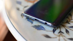 Samsung Galaxy A50 USB C port 840x472 نقد و بررسی گوشی سامسونگ گلکسی A50: بهترین گوشی میان‌رده