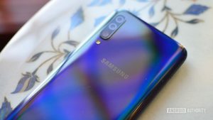 Samsung Galaxy A50 rear panel and triple camera 840x472 نقد و بررسی گوشی سامسونگ گلکسی A50: بهترین گوشی میان‌رده