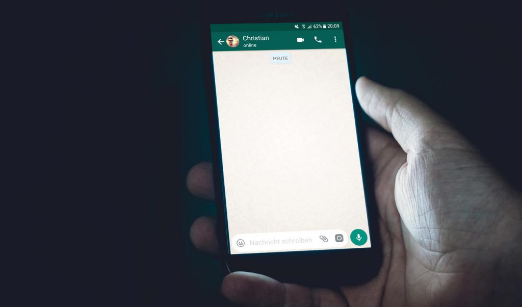 Whatsapp Chat on Mobile in Hand سه روش برای انتقال پیام های WhatsApp از یک موبایل به تلفن دیگر